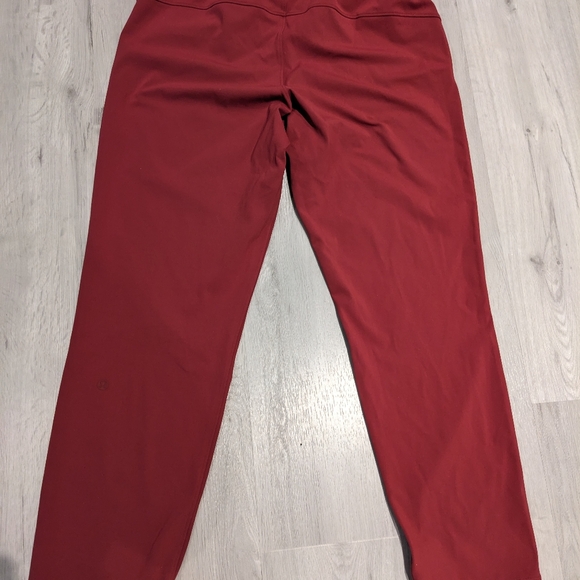 Lululemon on the fly pant size 6 burgundy - Picture 3 of 4